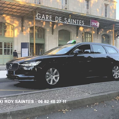 Taxi devant la gare SNCF de Saintes en Charente Maritime.