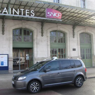 Taxi devant la gare de Saintes en Charente Maritime.